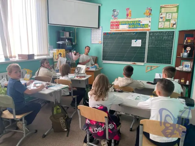 Урок в начальной школе: в классе около десяти учеников