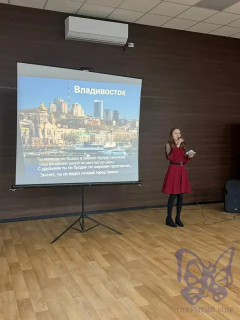 Ученица выступает на научной конференции